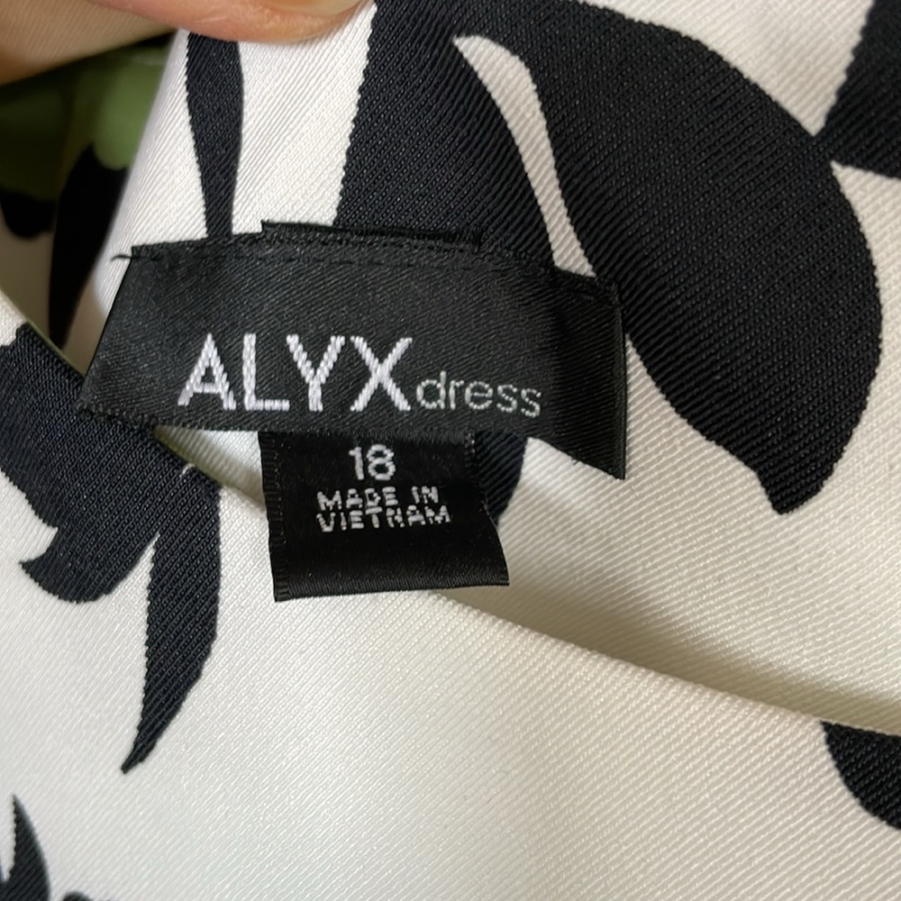 Alyx floral shift dress. Size 18. - Picture 3 of 3